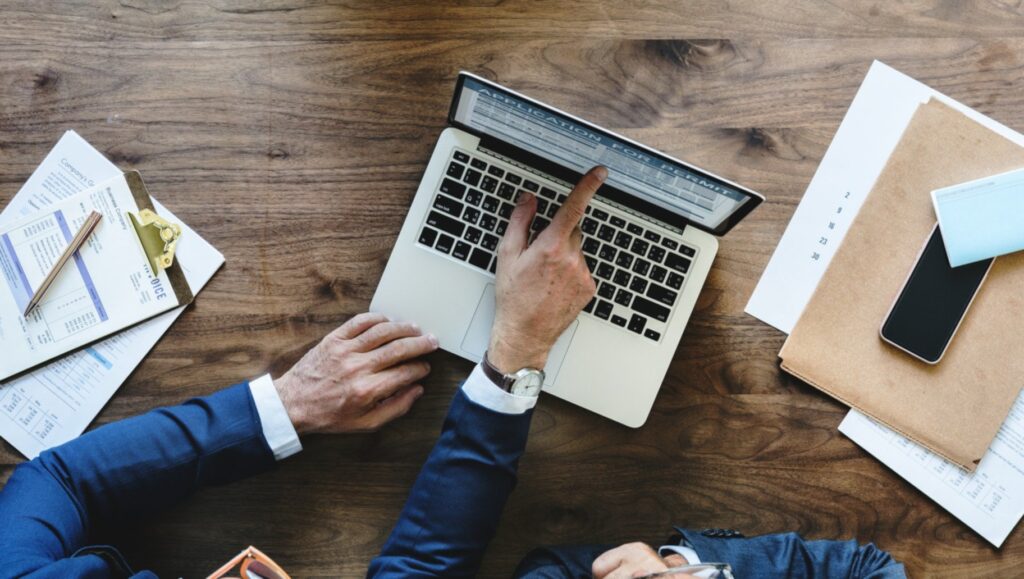 Emprendedor analizando estrategias