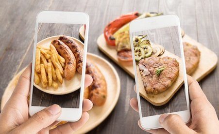 Tomando foto de platos
