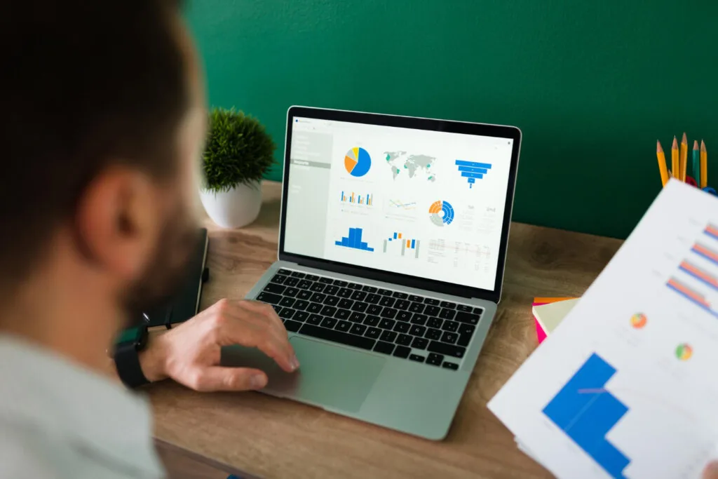 Homem observando o relatório de Google Analytics 4