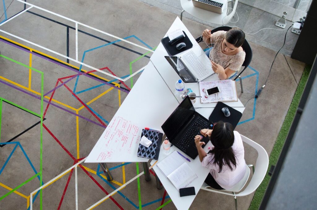 Equipo reunido trabajando en una agencia de marketing digital