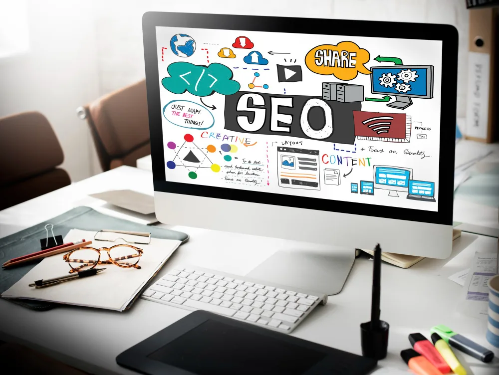 tela de um computador com ícones referentes a makerting digital, blog e com a palavra SEO em destaque