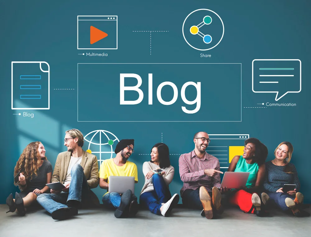 pessoas de uma agência sentadas em frente a uma parede escrito Blog