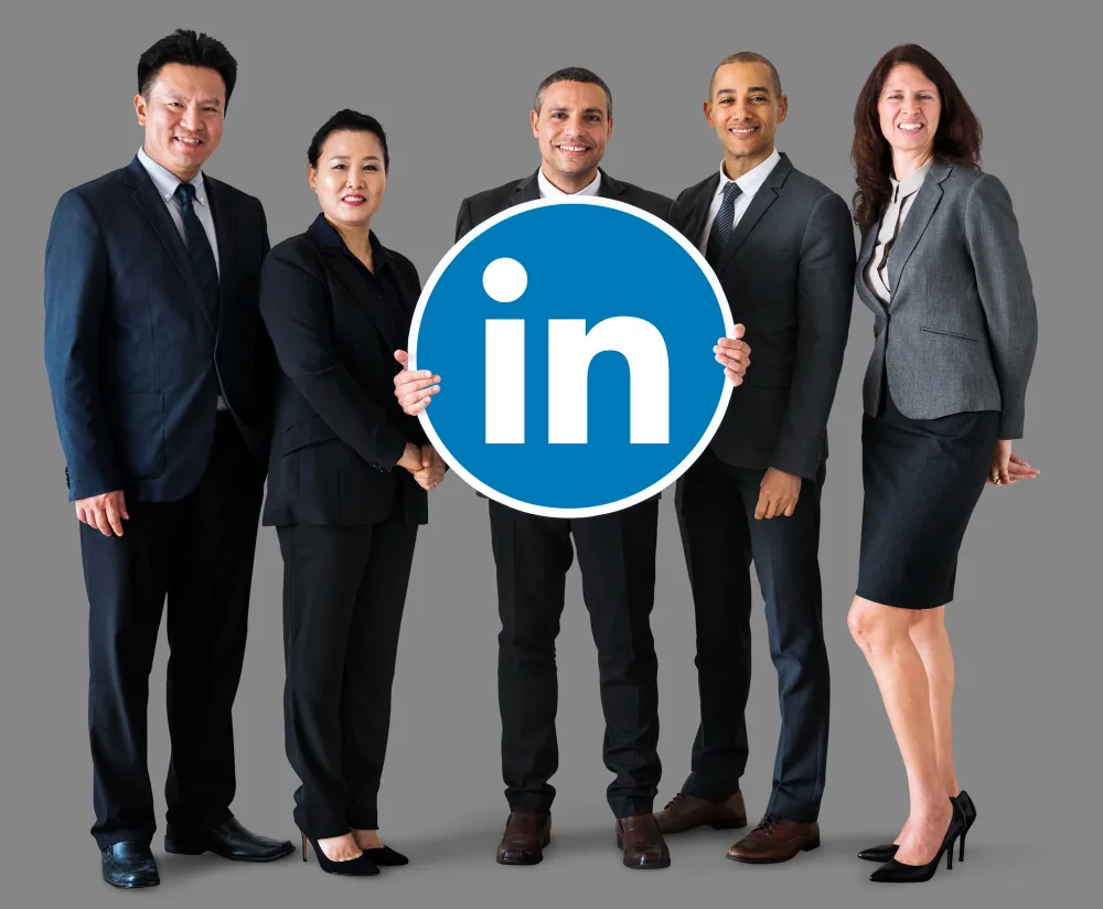 profissionais que utilizam as ferramentas do linkedin segurando o logotipo do linkedin