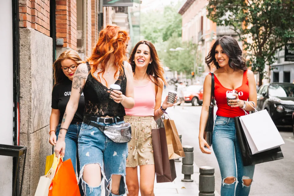 mulheres com sacolas de compras jornada do cliente