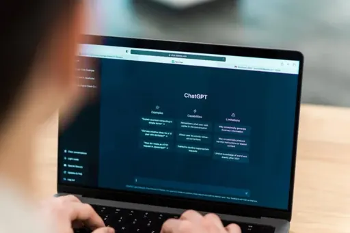 Imagem de capa do artigo: Cómo el ChatGPT Está Moldeando Nuestra Forma de Hablar: Estudio Revela Cambios en el Vocabulario Humano