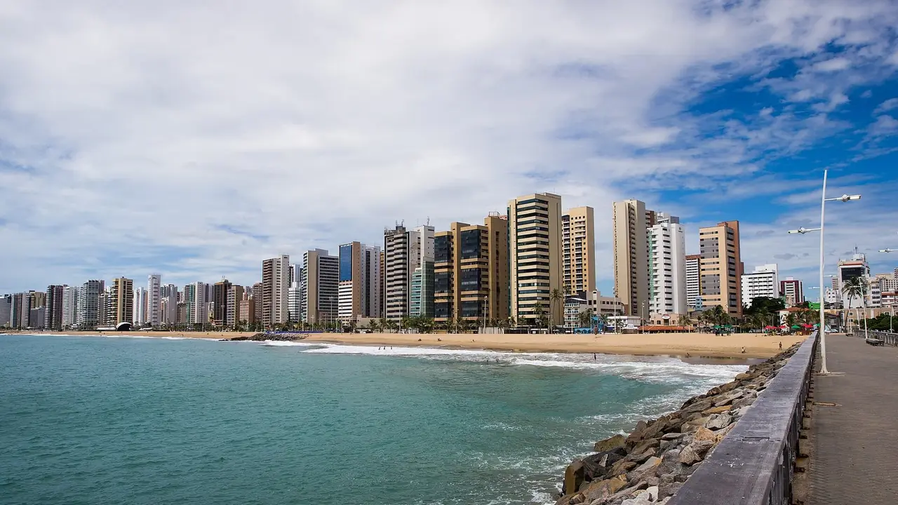 Orla de Fortaleza (CE) — Praia de Iracema e skyline à beira-mar